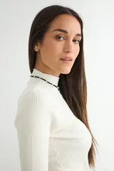 Polera de tejido de punto acanalado en color gris oscuro, con cuello alto y mangas largas ajustadas.