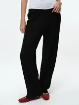 Pantalón tejido de punto con diseño de ochos, color beige, de corte recto y cintura elástica.