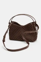 Mini bolso de mano de color marrón con diseño trenzado y doble asa de mano. Incluye función bandolera con correa extraíble, forro interior y cierre mediante botón imantado.