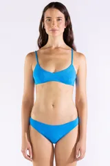 Bombacha de bikini de tiro medio color azul brillante, confeccionada en tejido elástico y suave con forro interior.