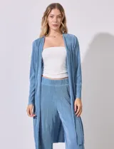 Conjunto de cardigan largo y pantalón palazzo plisado color celeste.