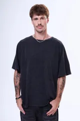 Remera de algodón con efecto lavado, de corte oversize, manga corta y cuello redondo.