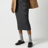 Zueco de cuero vacuno color negro, con diseño de nudo en el empeine y punta cuadrada. Cuenta con un taco bajo de madera y suela de cuero.