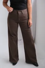 Pantalón tipo jean de corte recto y tiro medio, en color marrón chocolate, con bolsillos traseros clásicos y cierre frontal.