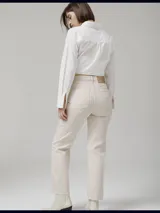 Pantalón de jean color crudo, de corte recto, con diseño de bloques de distintos tonos.