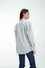 Camisa gris melange de manga larga con cuello clásico y cierre con botones.
