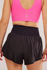 Short negro deportivo de cintura alta y ancha de punto, confeccionado en tejido resistente y repelente al agua, con calzón interior incorporado.