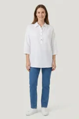Camisa blanca de corte relajado, con cuello camisero, media cartera de botones y mangas 3/4.