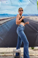 Pantalón de jean azul de tiro alto, corte semi oxford con botamanga ancha y abierta, y ruedo al corte.