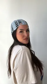 Gorro celeste de crochet con diseño de red.