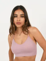 Top de lencería color lila, de punto acanalado, con tirantes finos y escote en V con detalle de encaje.