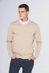 Sweater de hilo color borgoña, con cuello en V y logo bordado en el pecho.