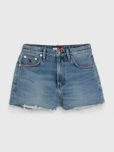 Shorts de jean de tiro alto, color celeste claro, con ruedo desflecado y logo de Tommy Hilfiger bordado en el bolsillo trasero.
