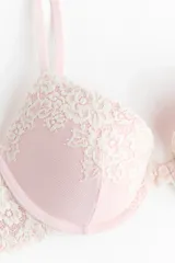 Soutien push-up rosado de encaje y malla, con aros, breteles ajustables y copas acolchadas.