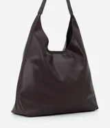 Cartera hobo grande de poliuretano color verde militar, con diseño slouchy, base estructurada y una única asa larga para llevar al hombro. Cuenta con cierre de botón a presión y amplio compartimento interior.