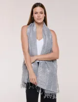 Pashmina gris metalizada de caída fluida, con hilos que crean un patrón de líneas horizontales y flecos finos en los extremos.