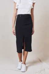 Falda midi de jean negro con tiro alto y abertura frontal.