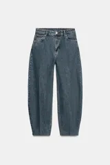 Jeans de tiro alto ZW Collection, color negro con efecto deslavado, corte tapered y diseño bombacho con raya planchada al frente.