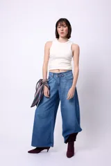 Jean de tiro alto con corte wide leg, confeccionado en denim azul clásico. Presenta etiqueta de cuero en la parte posterior y bolsillos traseros tradicionales.