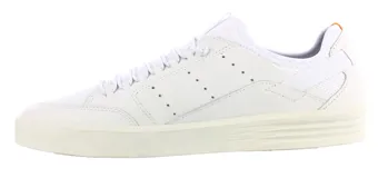Zapatillas urbanas de caña baja, color blanco hueso, con suela gruesa de goma. Presentan detalles de perforaciones en el lateral y un pequeño tirador naranja en el talón.