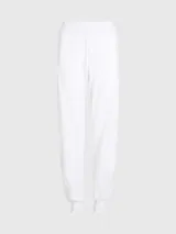 Jogger de felpa blanco, corte relaxed, con cintura elástica, puños de canalé y bolsillos con ranura. Presenta un monograma acolchado de Calvin Klein en relieve en la pierna.
