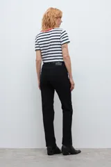 Pantalón de corte recto en color negro, con cierre frontal y bolsillos laterales. Diseño clásico de tiro medio.