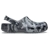 Zuecos Crocs Classic con estampado de camuflaje en tonos grises y negros.