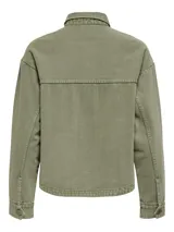 Sobrecamisa de jean de color negro gastado, con cuello camisero, cierre frontal de botones metálicos, bolsillos frontales de parche y mangas largas.