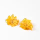 Caravanas con diseño de flor en tela de organza color amarillo, con centro bordado en hilo dorado.