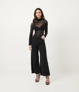 Blusa segunda piel de poliamida color negro, hilo 40, con cuello alto y manga larga.