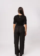 Pantalón de vestir negro con corte recto y tiro alto.