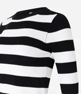 Blusa corta de tejido de punto a rayas horizontales color verde y blanco, de mangas largas y cuello redondo.