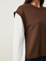 Remera marrón de manga corta con cuello redondo y diseño liso.