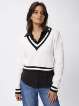 Sweater de punto estilo preppy, color blanco con detalles de rayas negras en el escote en V, puños y ruedo. De corte holgado y manga larga.
