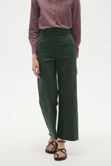 Pantalon tipo jean de corte flare y tiro alto, color verde oscuro, con cierre frontal y bolsillos.