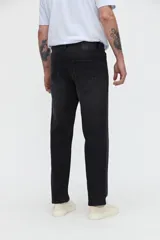 Pantalón de jean negro de corte recto y holgado en cadera y cintura.
