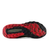 Championes de trail running New Balance modelo MTNTRRG5, color verde oliva con detalles en rojo y negro.