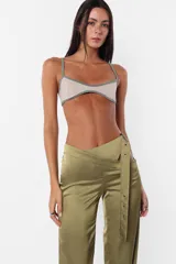 Microtop color visón confeccionado en microfibra, con breteles regulables y terminaciones en collareta fina a contratono.