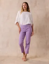 Pantalón recto color verde esmeralda de gabardina elastizada, marca Zac & Rachel. Pretina ancha con faja interna modeladora. Delantera con bolsillos simulados. Trasera con bolsillos ojal.