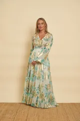 Vestido largo de manga larga con elásticos en los puños, cuello en V y diseño escalonado en la falda. Confeccionado con tela labrada que presenta estampado floral en tonos verde menta y detalles bordados con brillos dorados en el busto.