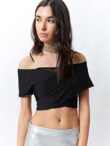 Top negro con estampado floral, escote off-shoulder, corte cruzado y mangas cortas.