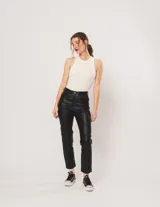 Pantalón negro estilo jeanero confeccionado en gabardina elastizada con terminación metalizada, pierna recta con largo por arriba del tobillo, cierre delantero y botón.