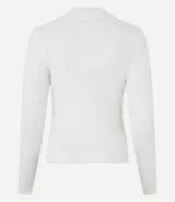 Suéter corto de punto liviano color blanco, con cuello alto y mangas largas.