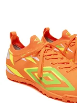 Championes de fútbol Umbro, color negro con detalles en fucsia, turquesa y plateado. Diseño con cordones y suela de goma para césped artificial.