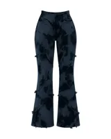 Pantalón de denim elastizado con efecto lavado petrol, corte entallado y diseño acampanado. Presenta recortes irregulares con costuras expuestas y terminaciones desflecadas.