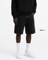 Bermuda de jean color negro, corte ancho y largo a la rodilla.