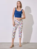 Pantalón capri de gabardina estampada, marca Zac & Rachel. Corte recto, pretina ancha elastizada.