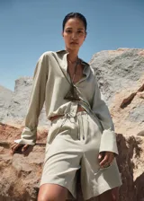 Short de corte wide leg, con cintura elástica ajustable mediante lazo y bolsillos laterales.