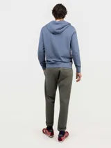Sudadera con cierre frontal y capucha, confeccionada en felpa de algodón. Presenta un diseño liso con cordones ajustables en la capucha y bolsillos tipo canguro.