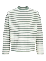 Remera manga larga de corte holgado, con diseño de rayas horizontales en color verde laurel y blanco, cuello redondo y confeccionada en algodón orgánico.